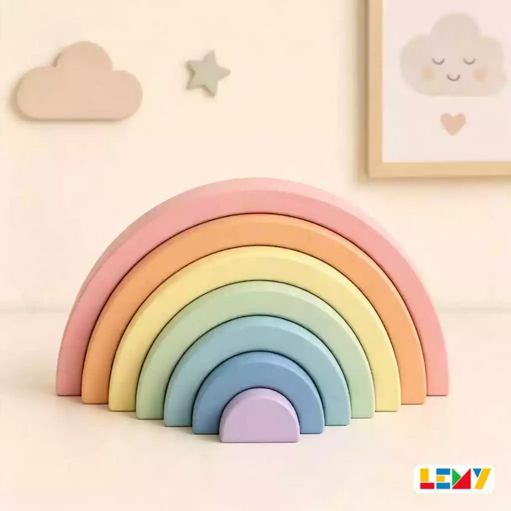Arco-íris de madeira pastel decorando o quarto infantil